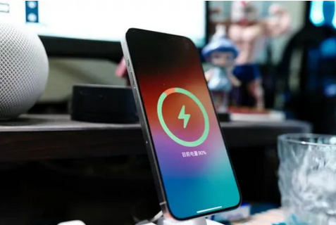 清镇苹果15换屏服务分享用什么充电器给iPhone15充电更好 